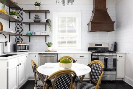 Holiday home Downtown, Updated, Single Story & Wd *